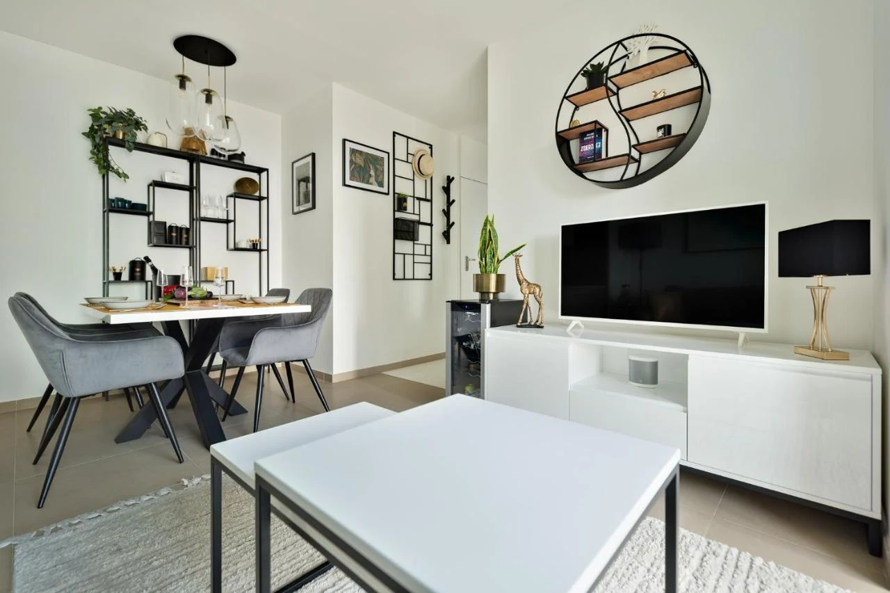 Elegancki salon apartamentu Gold & Gris — minimalistyczne wnętrze ze złotymi akcentami