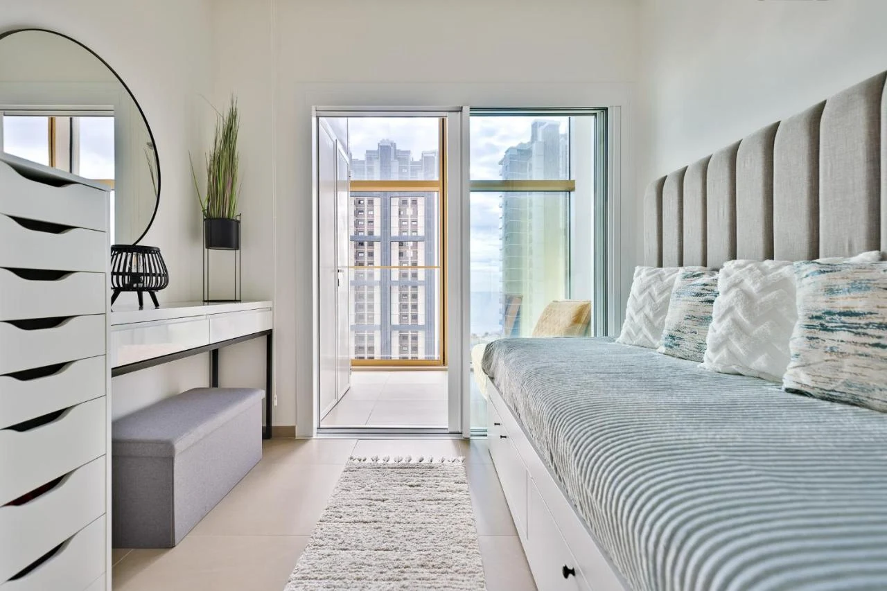 Druga sypialnia apartamentu Gold & Gris z łóżkiem 140 cm, Benidorm