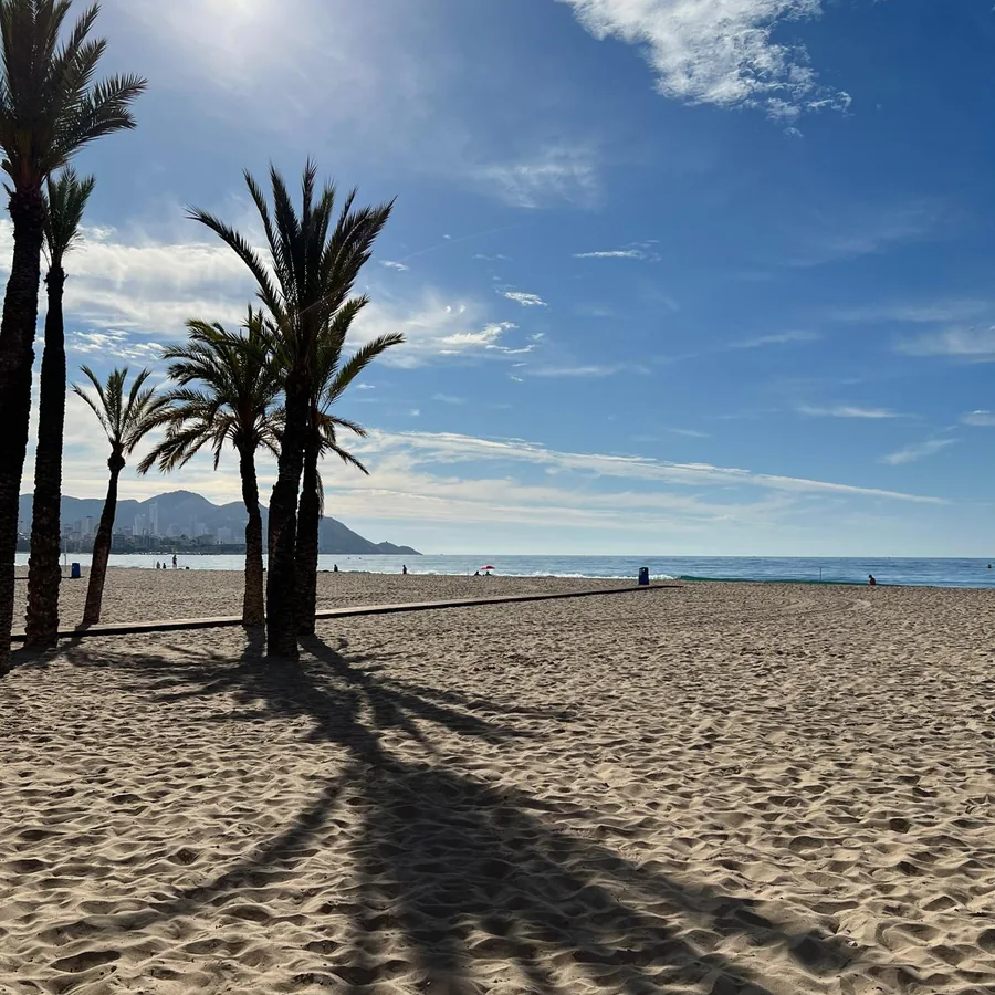 Promenada w Benidorm w pełnym słońcu