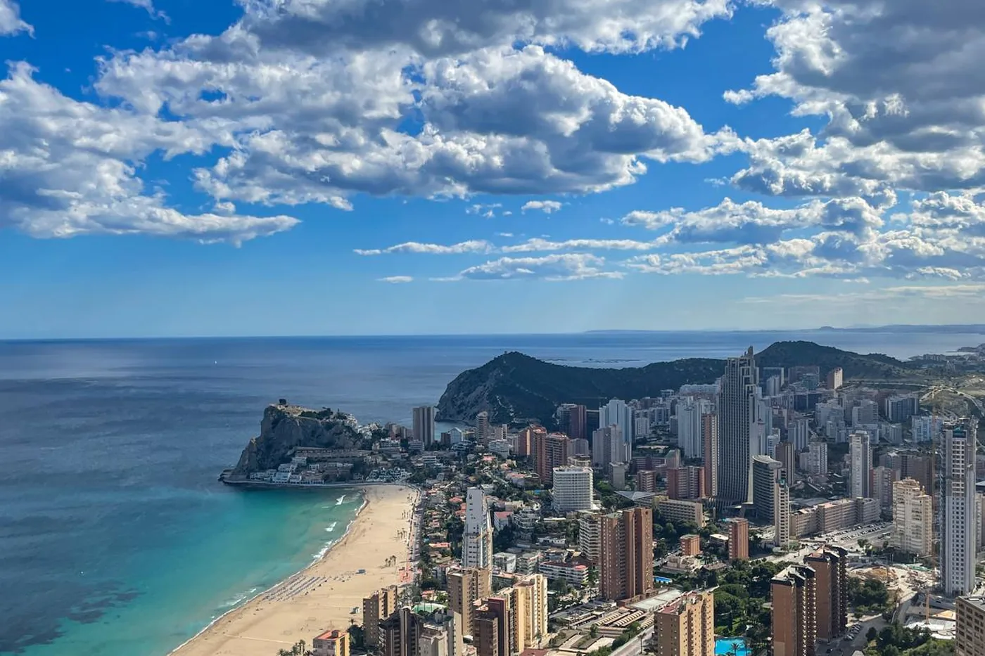 Zatoka Benidorm z góry: obie plaże, cypel starego miasta i zabudowa wzdłuż brzegu