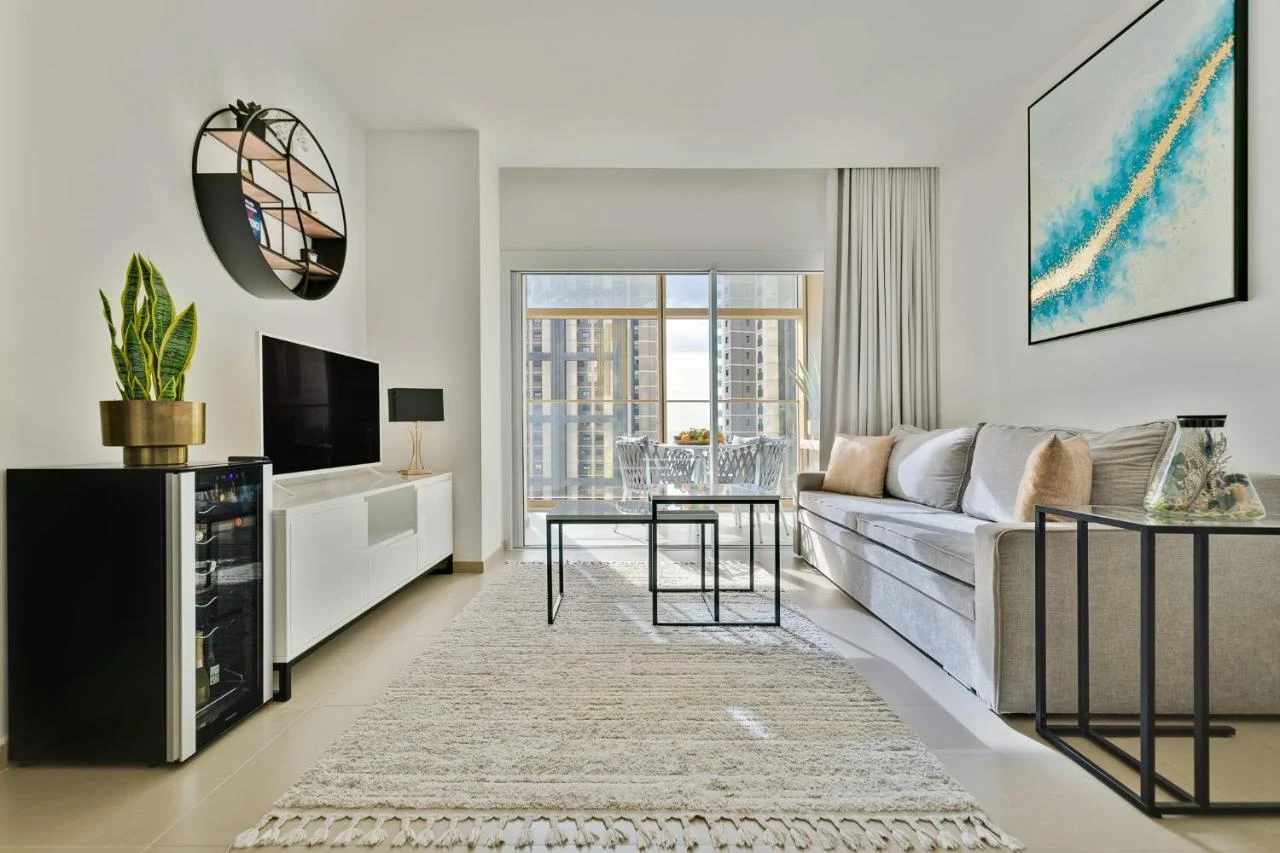 Salon apartamentu Gold & Gris z wyjściem na taras — Intempo Sky Resort, Benidorm