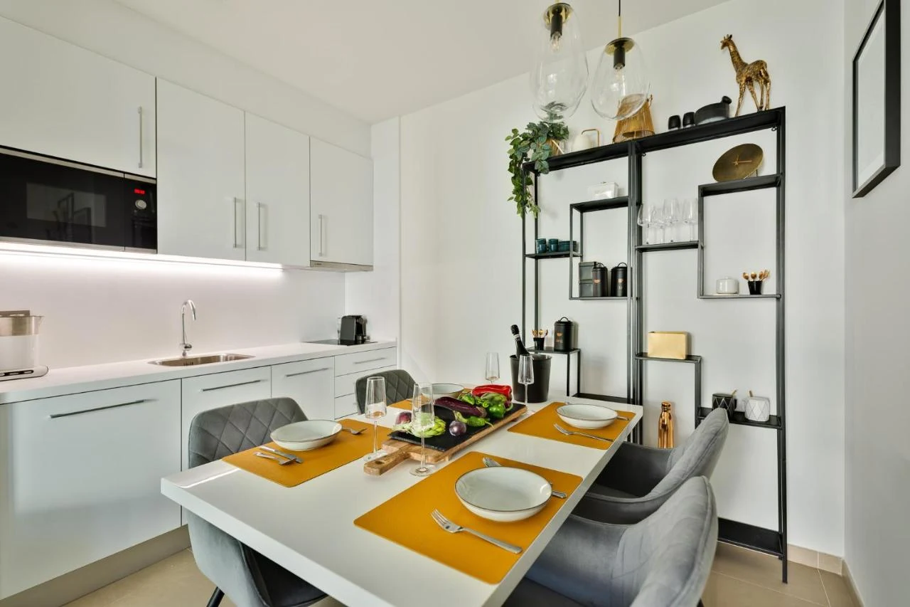 Kuchnia premium apartamentu Gold & Gris w Benidorm