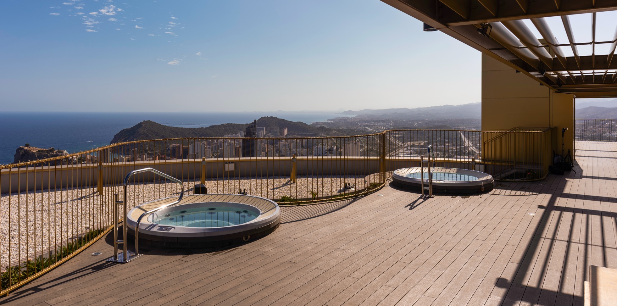Jacuzzi na dachu Intempo Sky Resort z widokiem na Costa Blancę, Benidorm