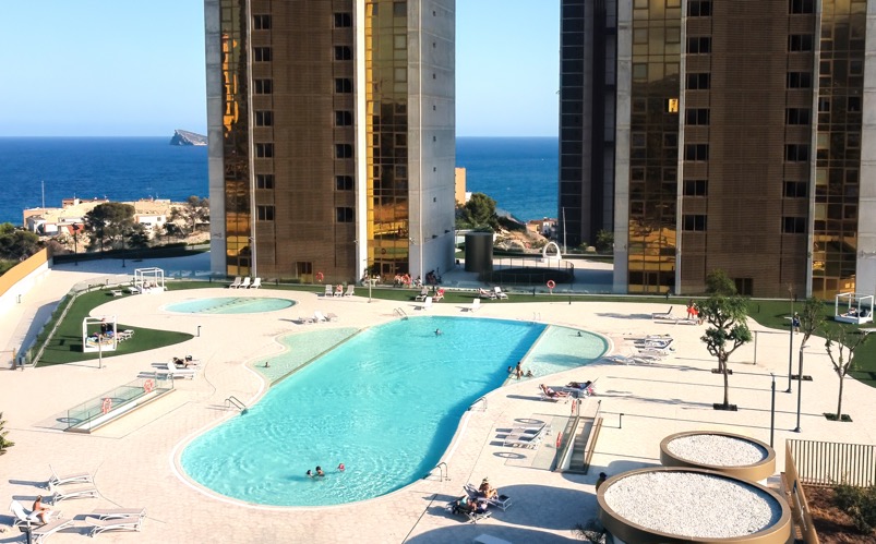 Baseny zewnętrzne z leżakami i widokiem na morze, Intempo Sky Resort Benidorm